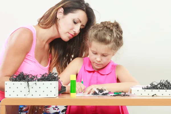 Mãe ajudando filha com lição de casa — Fotografia de Stock