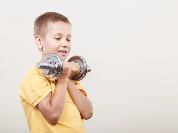 Sport jongen maken oefening met dumbbell. — Stockfoto