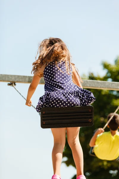 Mädchen schwingt auf Schaukel-Set. — Stockfoto