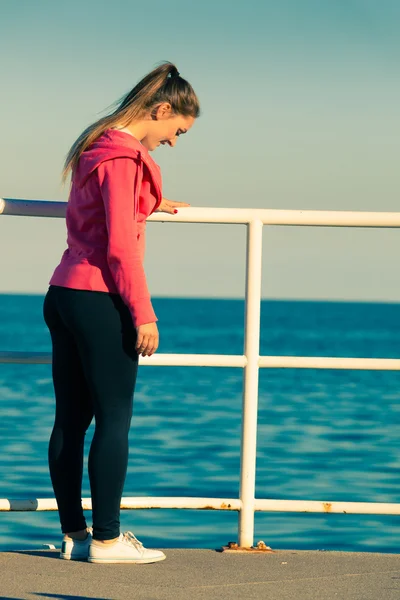 Mujer haciendo ejercicios deportivos al aire libre junto al mar — Foto de Stock