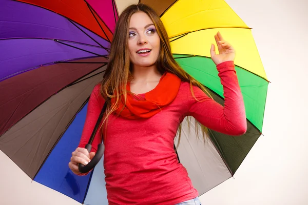 Mujer de pie bajo paraguas multicolor —  Fotos de Stock