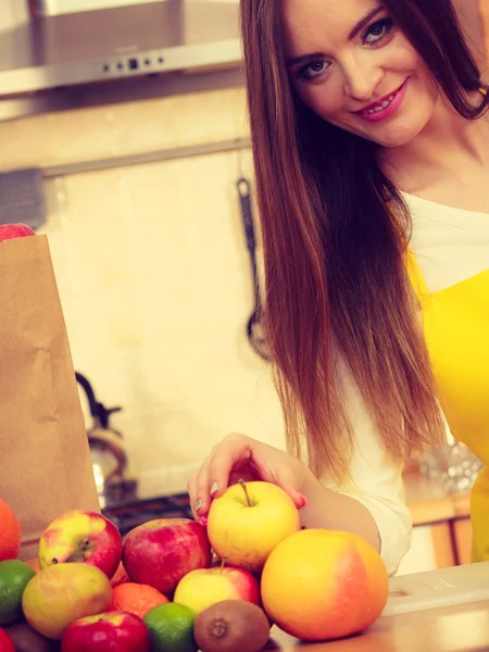 Mooie dame in de keuken. — Stockfoto