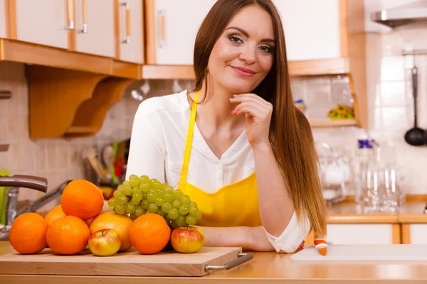 Meisje in keuken. — Stockfoto