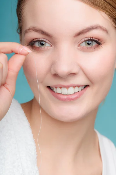 Smiling young woman hold dental floss. — Stock Photo, Image