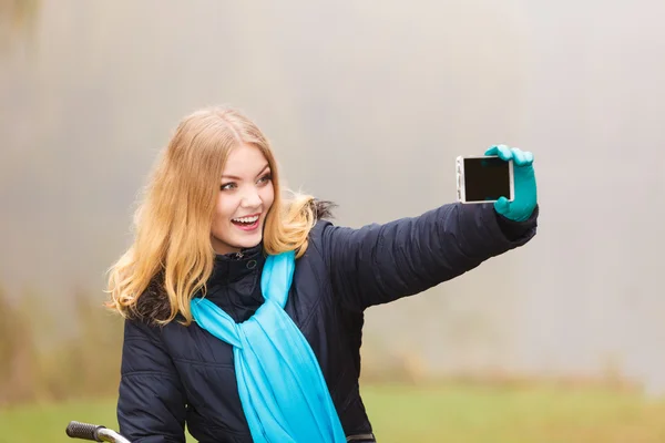 Szczęśliwa kobieta w jesień parku przy selfie Zdjęcie. — Zdjęcie stockowe