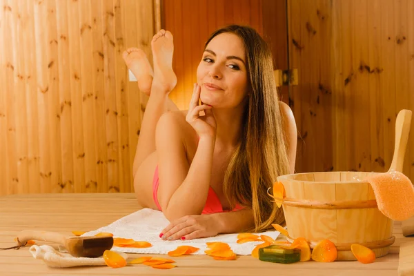 Donna rilassante in sauna. Benessere termale . — Foto Stock