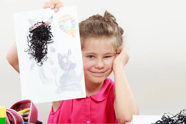 Lille pige tegne i klasseværelset - Stock-foto