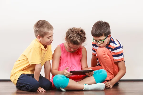 Niños jugando en la tableta . —  Fotos de Stock