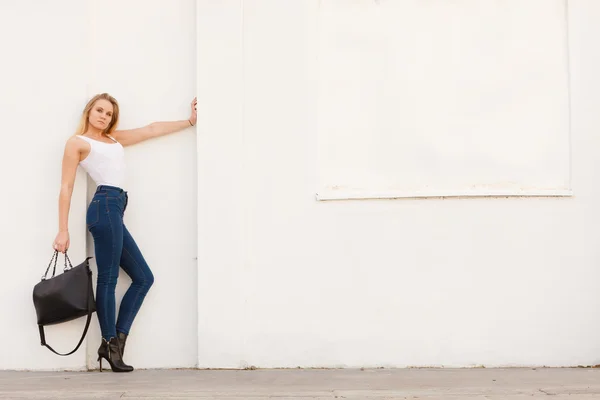 Menina urbana na moda ao ar livre — Fotografia de Stock