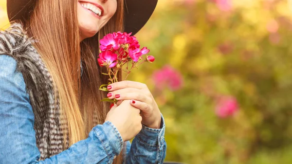 Jovencita relajándose en el jardín — Foto de Stock