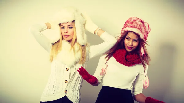 Twee meisjes met winter outfit. — Stockfoto