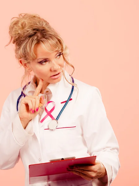 Mujer médico diagnosticar paciente — Foto de Stock