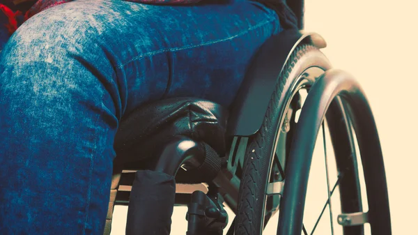Jovem deficiente em cadeira de rodas . — Fotografia de Stock