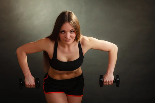 Mujer en forma haciendo ejercicio con pesas. — Foto de Stock