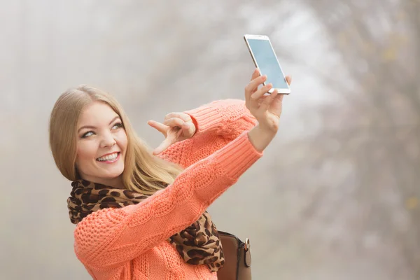 Mulher de moda feliz no parque tirar foto selfie . — Fotografia de Stock