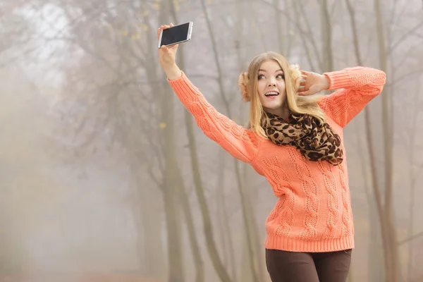 Mulher de moda feliz no parque tirar foto selfie . — Fotografia de Stock