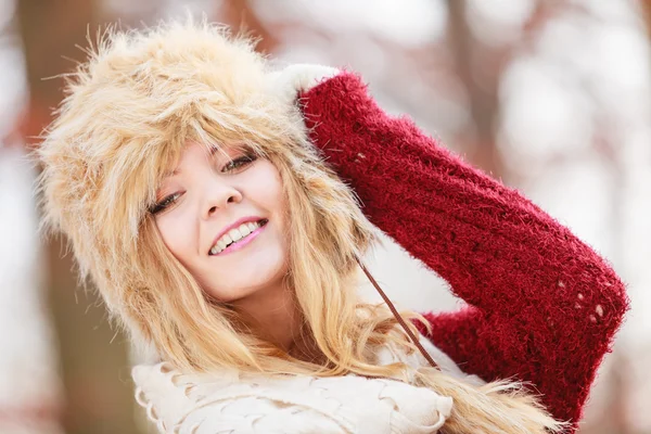 Ritratto di bella donna sorridente in pelliccia cappello invernale — Foto Stock