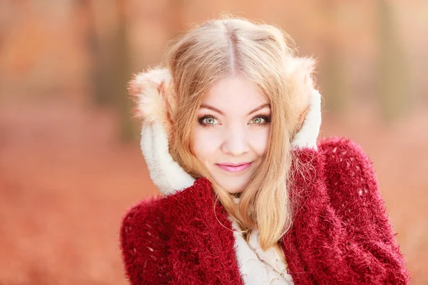 Portret van vrij prachtige vrouw in oorkappen. — Stockfoto