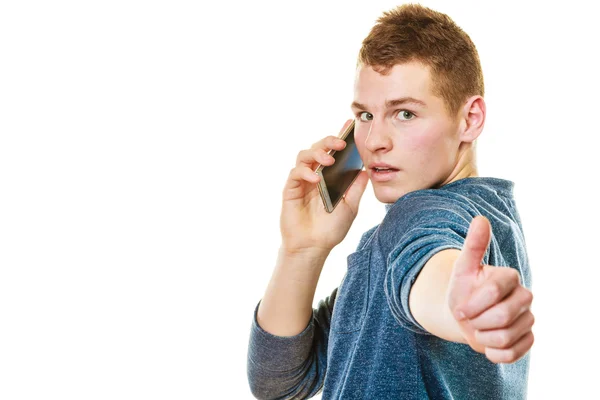 Jongeman aan het praten op mobiele telefoon — Stockfoto