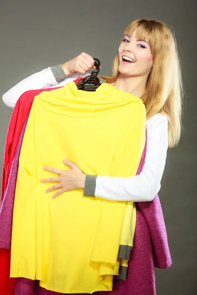 Žena zákazník držení ramínka s oblečením — Stock fotografie
