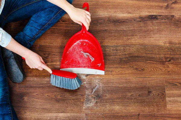 Καθαρισμός γυναίκα σκούπισμα ξύλινο πάτωμα — Φωτογραφία Αρχείου