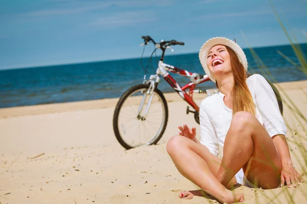 Flicka med cykel på stranden. — Stockfoto