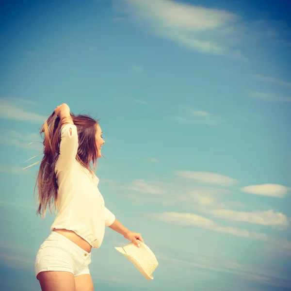 Happy woman on summer beach. — Stock Photo, Image