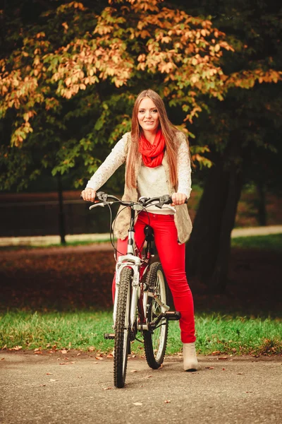 Chica relajante en el parque otoñal con bicicleta. — Foto de Stock