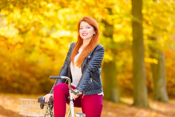 Piękna młoda dama pozuje z rowerem. — Zdjęcie stockowe