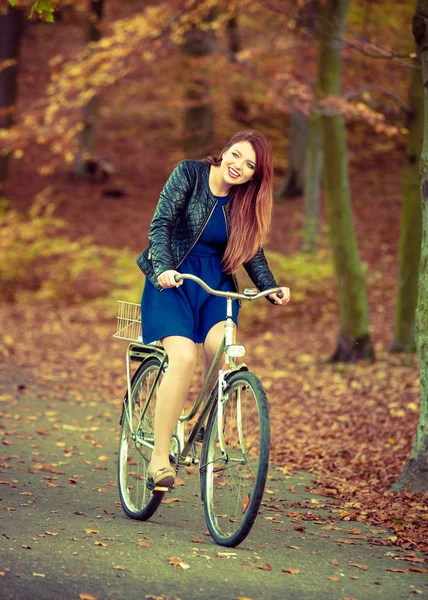 Rossa signora ciclismo nel parco . — Foto Stock