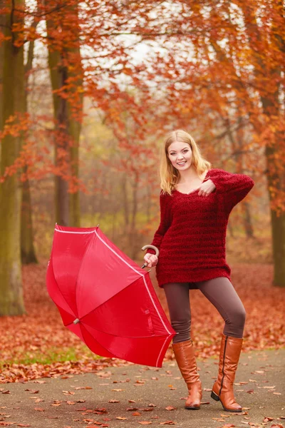 Donna di moda con ombrellone relax nel parco autunnale . — Foto Stock