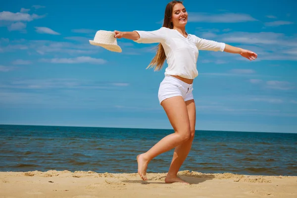 Szczęśliwa kobieta na plaży latem. — Zdjęcie stockowe