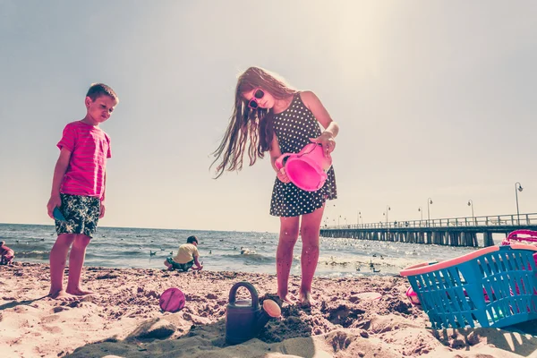 Enfants jouant en plein air sur la plage . — Photo