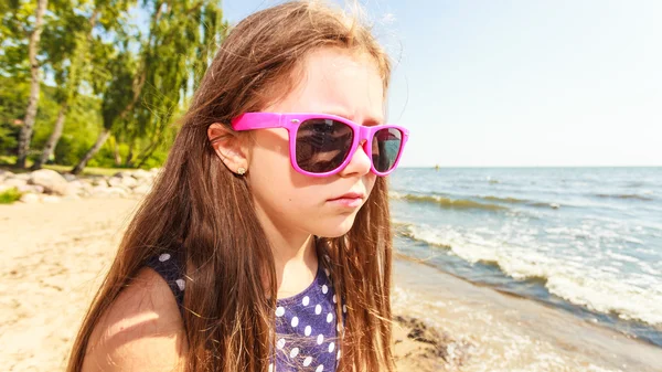 Retrato de menina ao ar livre na hora de verão . — Fotografia de Stock