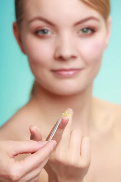 Mujer aplicando bálsamo para los labios —  Fotos de Stock