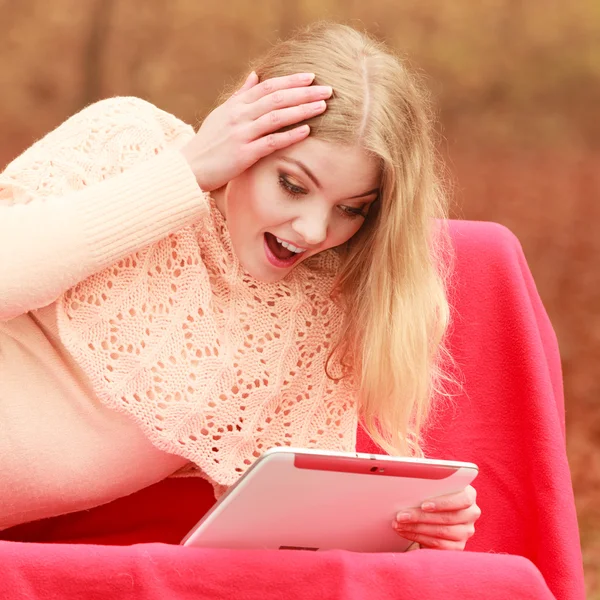 Mujer en el parque de otoño con la tableta de navegación por Internet . —  Fotos de Stock
