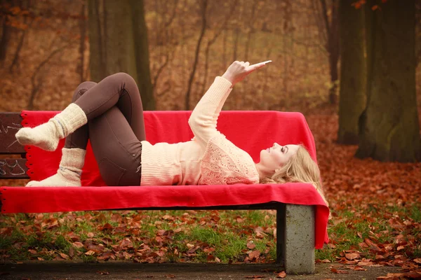 Young blonde girl in park. — Stock Photo, Image