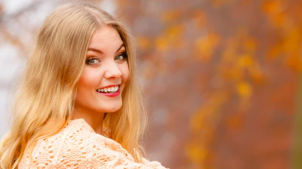 Donna che cammina nel parco in giorno nebbioso — Foto Stock