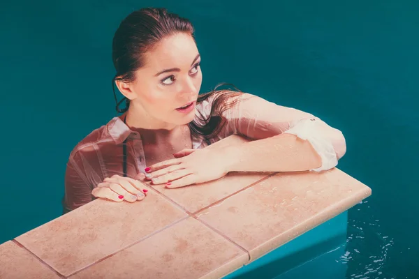 Portret van sexy verleidelijke vrouw op zwembad water — Stockfoto