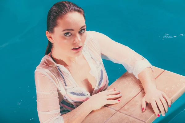 Havuz su seksi baştan çıkarıcı kadın portresi — Stok fotoğraf