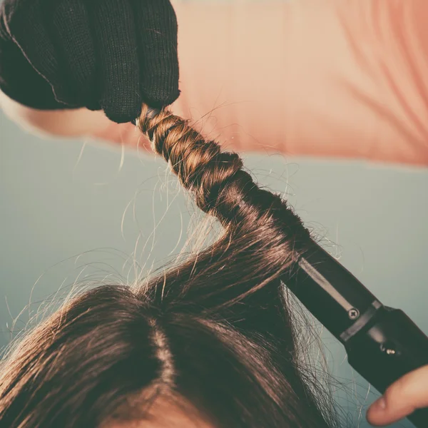 Cabeleireiro curling cabelo mulher com frisador de ferro. — Fotografia de Stock