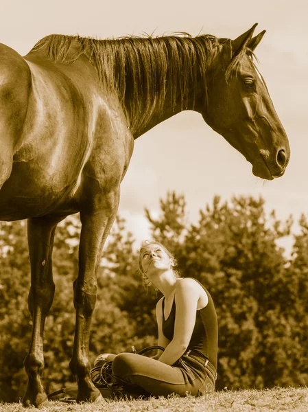 Chica joven cuidando de caballo . —  Fotos de Stock