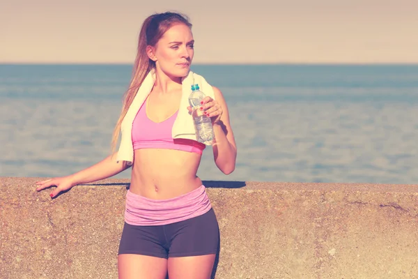 Mujer beber agua después deporte gimnasio al aire libre —  Fotos de Stock