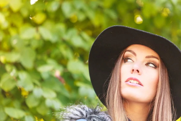 Pretty girl in park — Stock Photo, Image