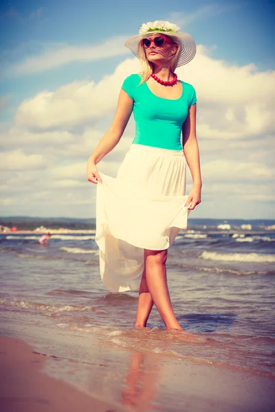 Attraktiv kvinna på stranden. — Stockfoto