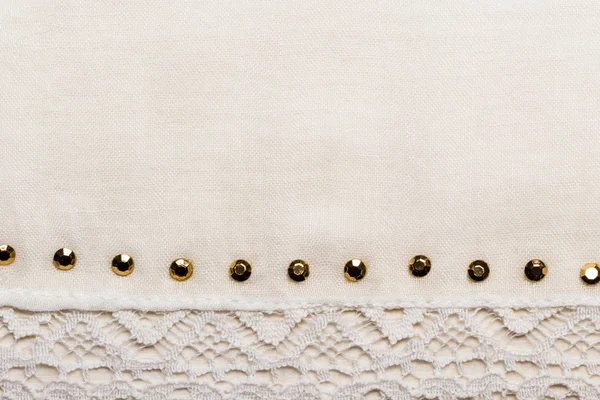 Fond en tissu blanc avec dentelle et clous — Photo