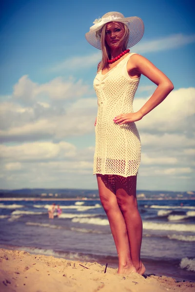 Mujer atractiva con vestido blanco . — Foto de Stock