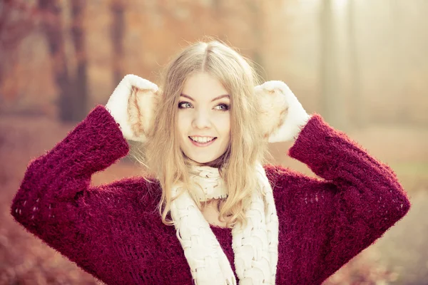 Portret van vrij lachende vrouw in oorkappen. — Stockfoto