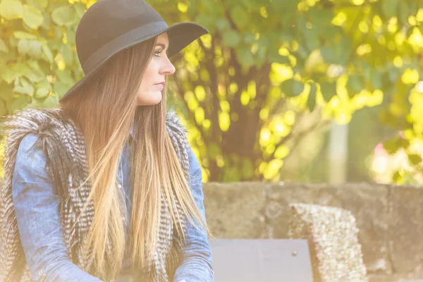 Menina bonita no parque — Fotografia de Stock