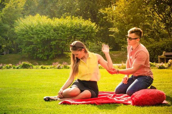 Casal com grande coração em piquenique — Fotografia de Stock